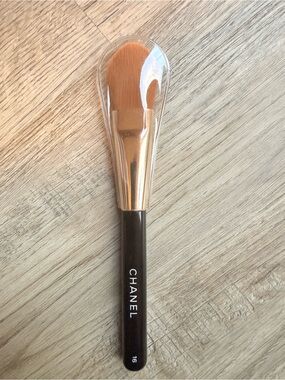 CHANEL Vintage Foundation Brush #16